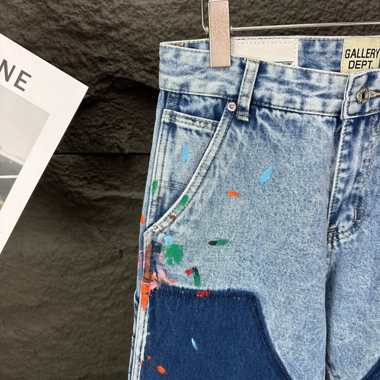 P250 GALLERY DEPT. 2025 new splash-ink graffiti splicing couple style loose washed bootcut jeans 🔥High version🔥High version🔥 Top ceiling quality Styles with different washed textures, very friendly to people with thin legs and thick legs, the bootcut version is very flattering to the leg shape Moderate length that never goes out of style, easy to match with casually, basic styling for various styles, a must-have in the wardrobe! The fabric is stiff but also makes the upper body soft without losing texture. The washing process is even more perfect. It is a must-have item for everyone! ! ! Washed wheat, hang tag, pants label, complete with three labels Color: light blue Size: 28, 30, 32, 34, 36 (five sizes)